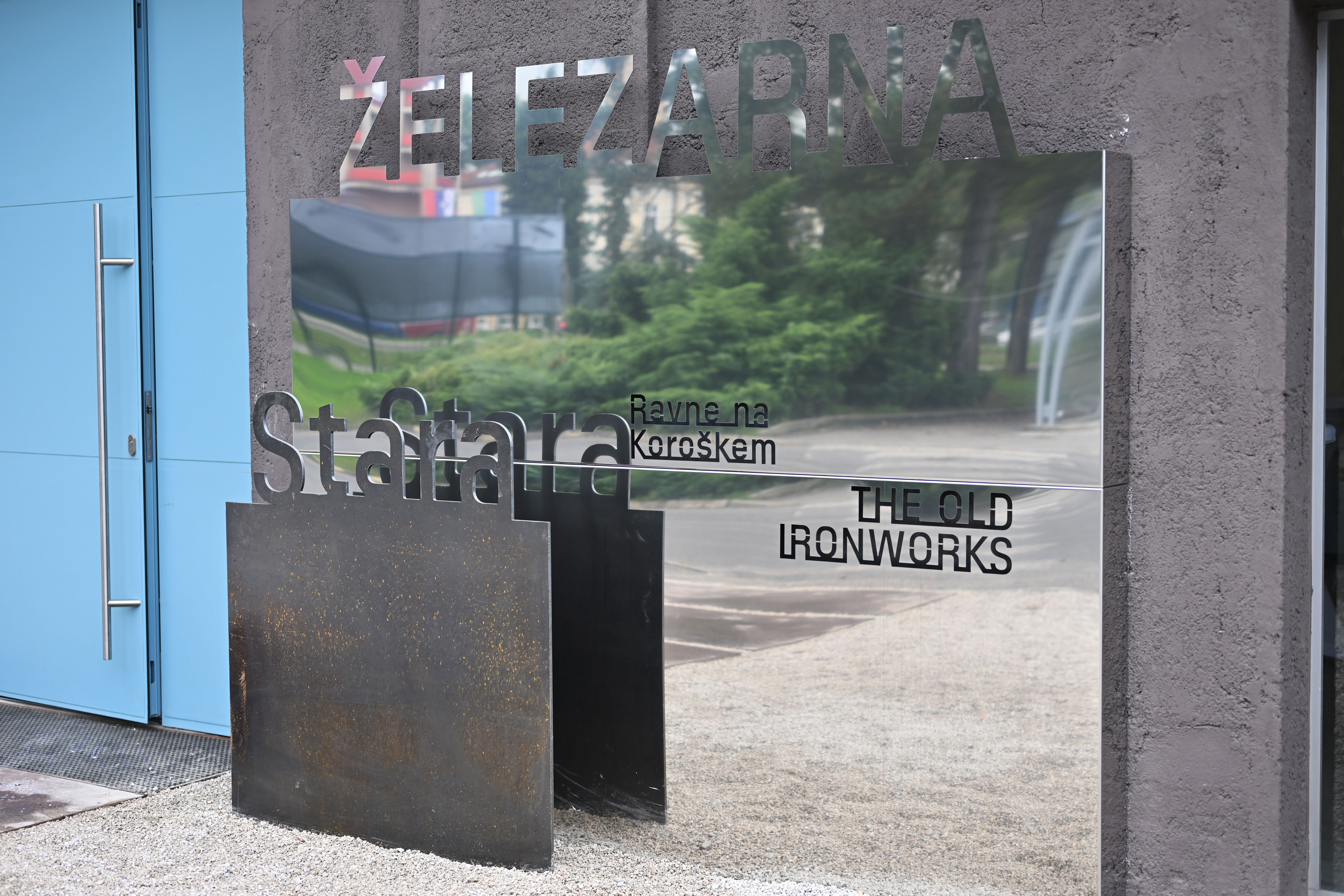 Reflektiven napis "Stara železarna Ravne na Koro&scaron;kem, The Old Ironworks"