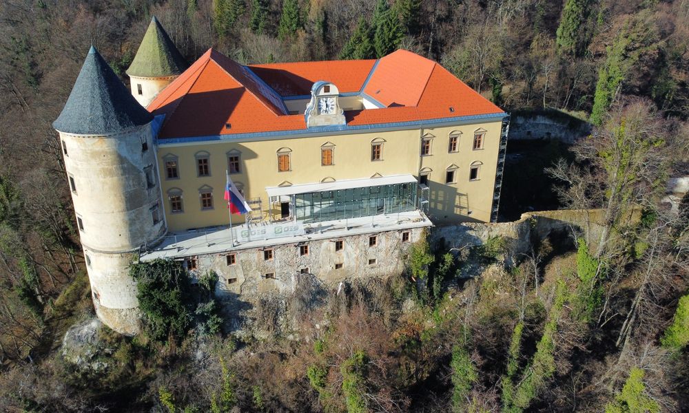 Vzhodno pročelje gradu med obnovo z novo streho, fasado in zgrajenim steklenjakom