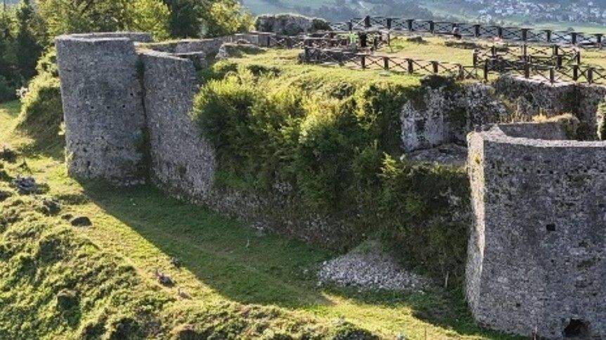 Pogled na kamnite zidove in stolpa gradu Kozlov rob obdane z zelenjem