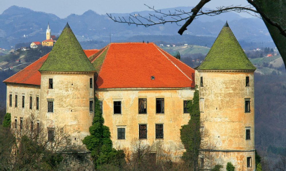 Južna stran gradu z obema stolpoma pred obnovo. Večino oken manjka