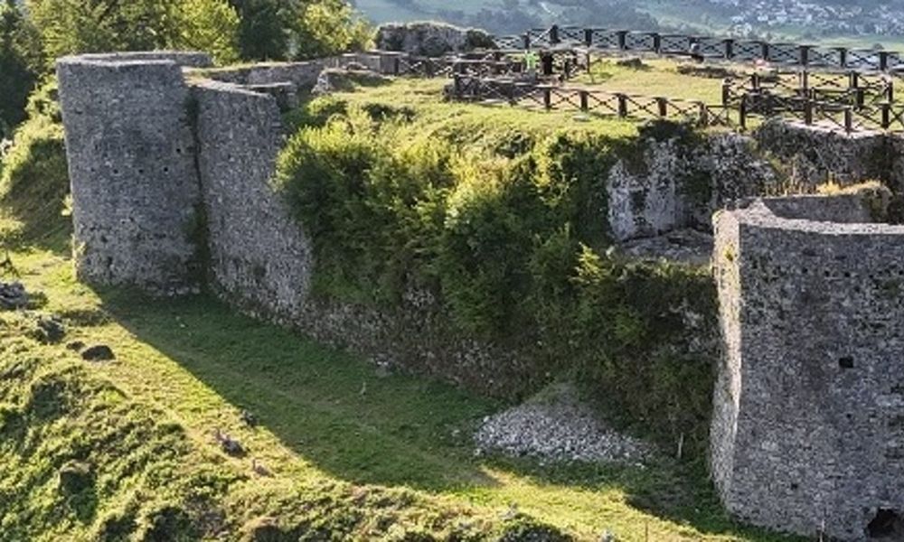 Pogled na kamnite zidove in stolpa gradu Kozlov rob obdane z zelenjem
