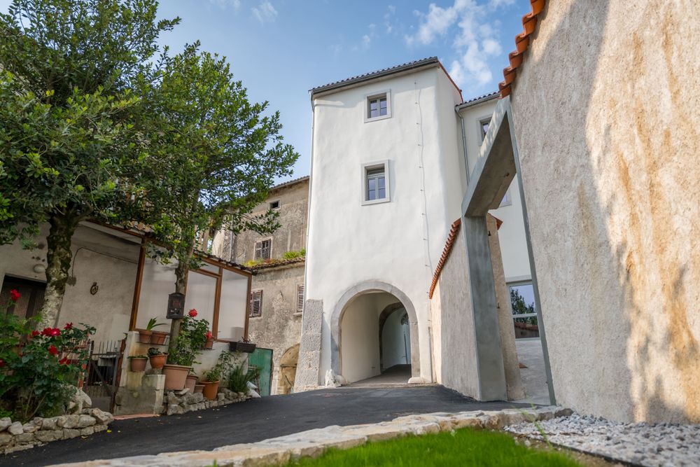 Pogled na vhod Muzeja prevozništva in tovorništva. Skozi vhodni stolpič vodi daljši vhod.