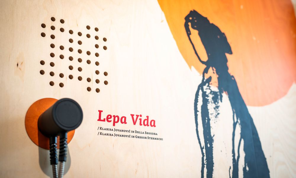 Vizualna podoba pesmi Lepa Vida in slušalka za poslušanje avdio posnetka pesmi, ki sta ga pripravila Klarisa Jovanović in Della Segodba.