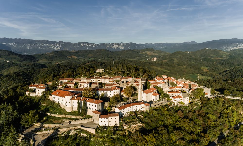Srednjeveška vasica Štanjel iz zraka