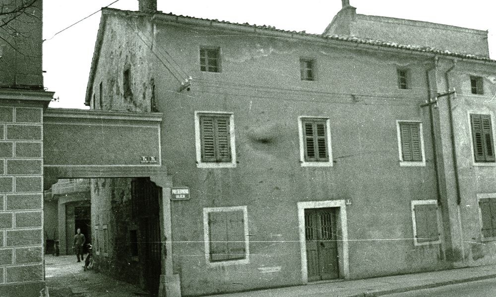 Črno-bela fotografija stavbe galerije pred obnovo, iz 20. stoletja.