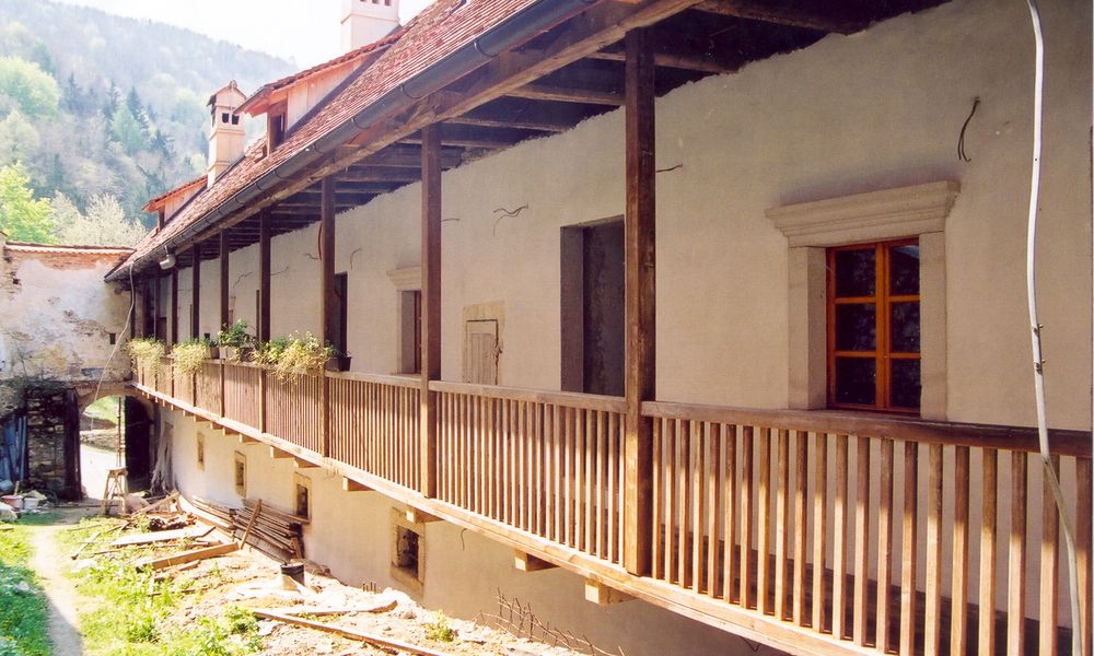 Zunanjost gradu Podsreda med obnovo, na notranjem dvorišču je lesen balkon.