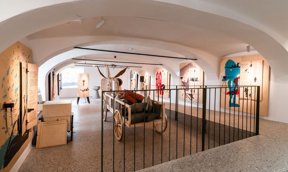 Interpretacijski center gospodarskega poslopja, v katerem je leseni konj z vozom in lesene deske z zapisi in avdio posnetki Prešernove poezije.