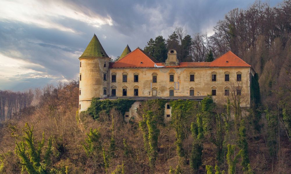 Dotrajana vzhodna stran gradu Podčetrtek pred obnovo