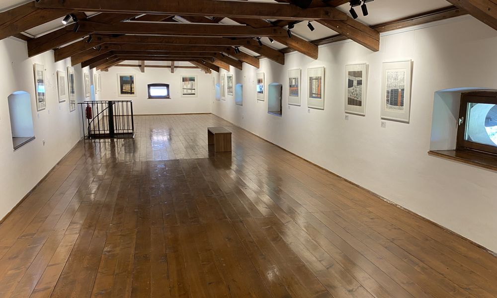 Umetnostna razstava v Galeriji Lojzeta Spacala v gradu Štanjel.