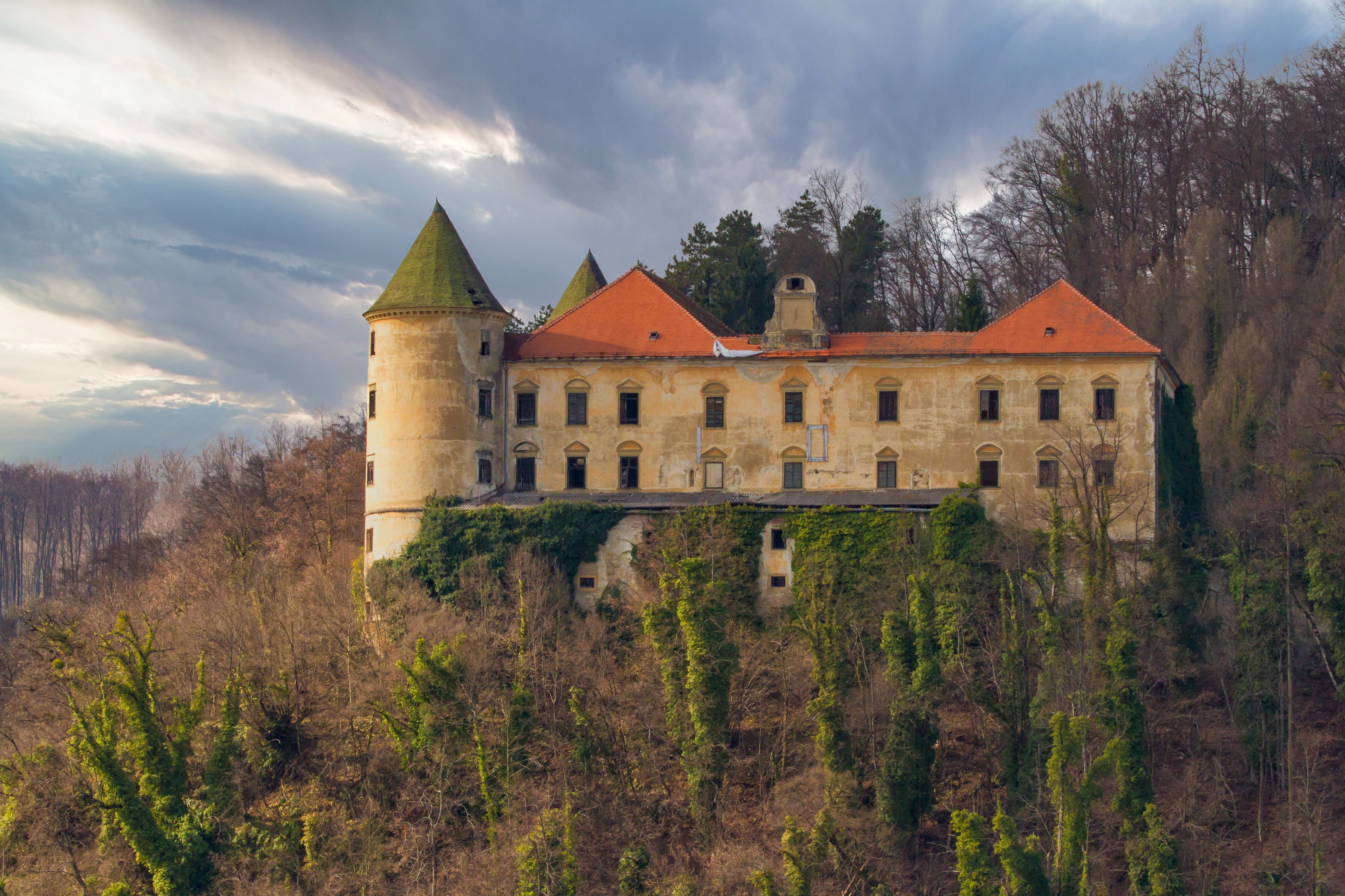 Dotrajana vzhodna stran gradu Podčetrtek pred obnovo