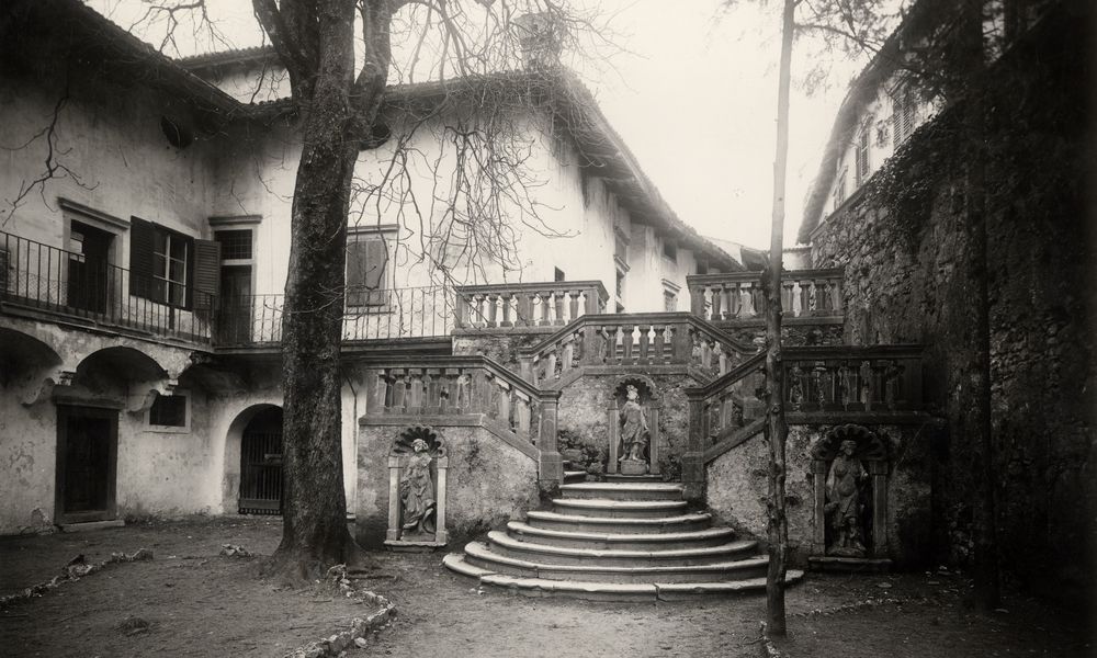 Stopnice z grajskega dvorišča pred prenovo.