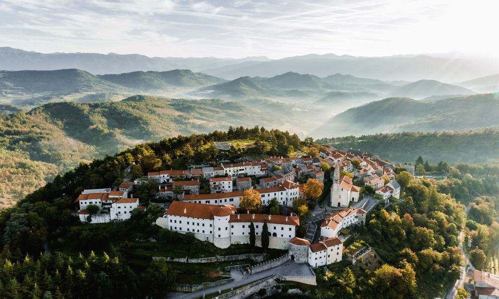 Srednjeveška vasica Štanjel iz zraka.