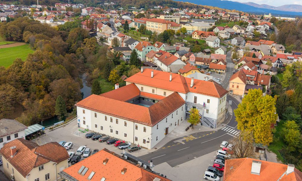 Pogled na grad Črnomelj v mestnem jedru iz zraka