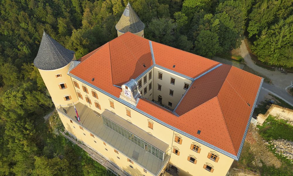 Zračni posnetek gradu iz severovzhodnega kota z vidnim notranjim dvoriščem med zaključnimi obnovitvenimi deli
