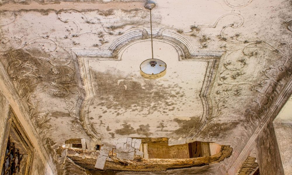 Dotrajan prostor v gradu z luknjo v stropu