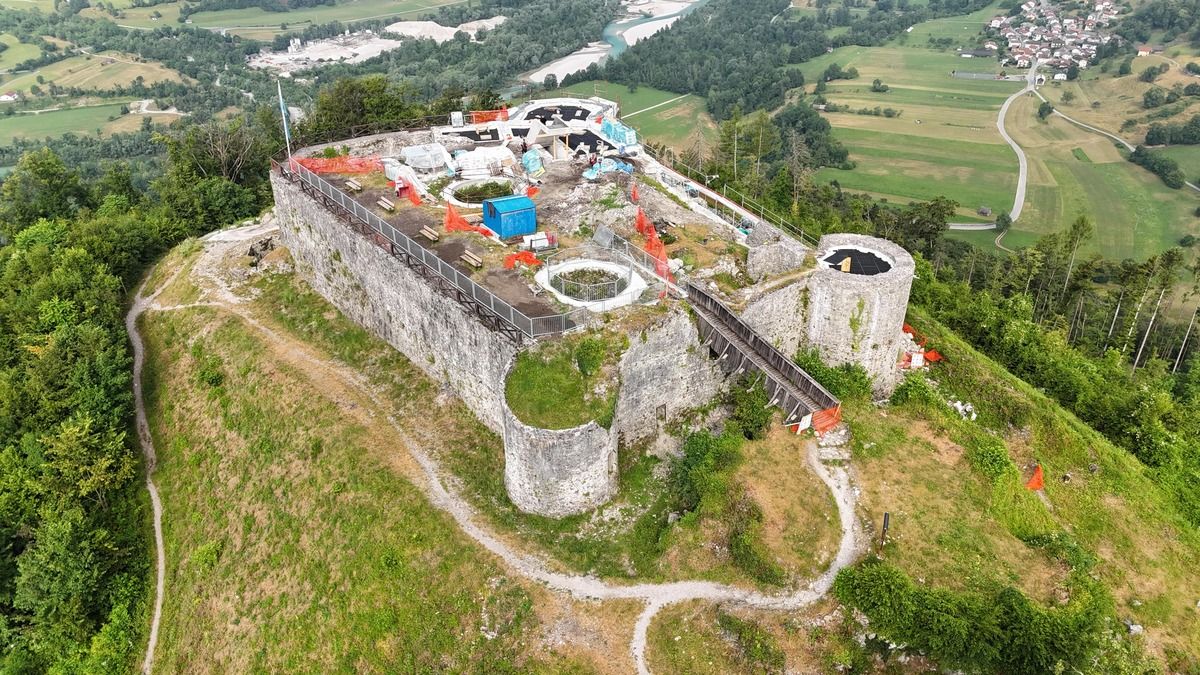 Pogled na grad Kozlov rob med prenavljanjem z zraka