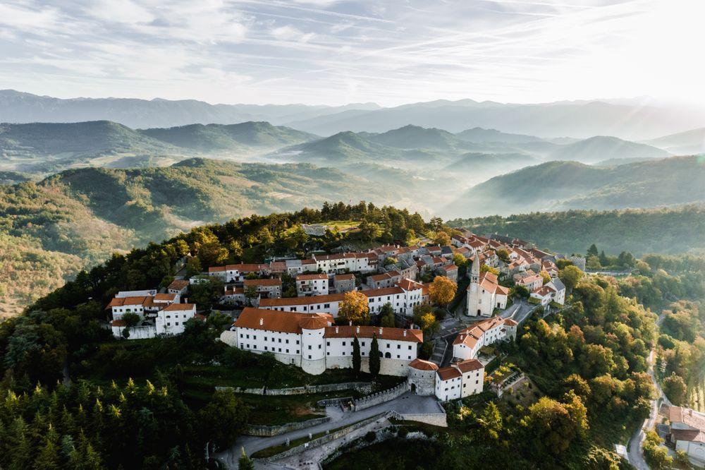 Srednjeveška vasica Štanjel iz zraka.