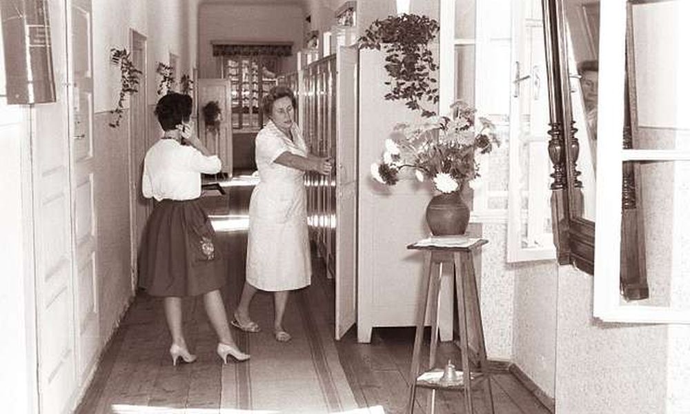Črno bela fotografija notranjosti gospodinjske šole v Radljah iz leta 1961