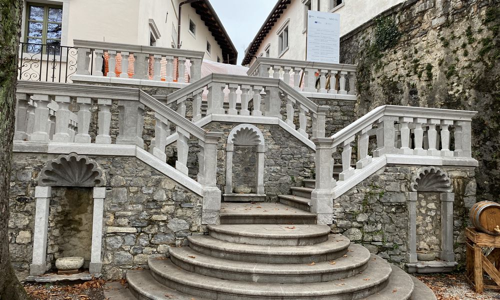 Prenovljene kamnite stopnice z grajskega dvorišča.