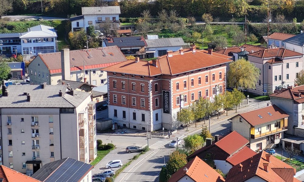 Slika muzeja iz zraka, obdanega z raznimi stavbami
