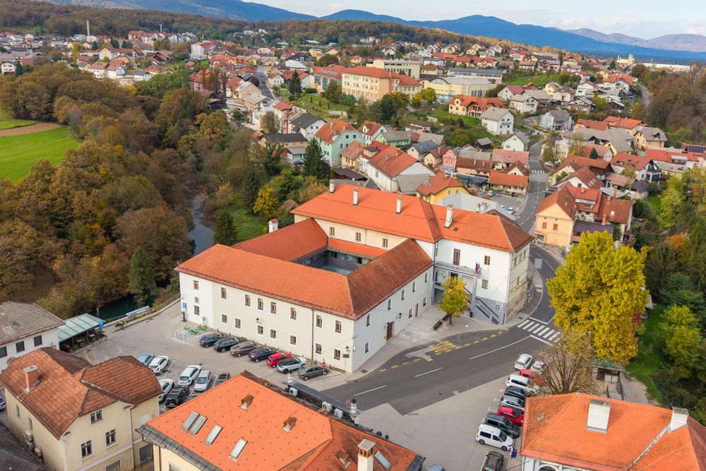 Pogled na grad Črnomelj v mestnem jedru iz zraka