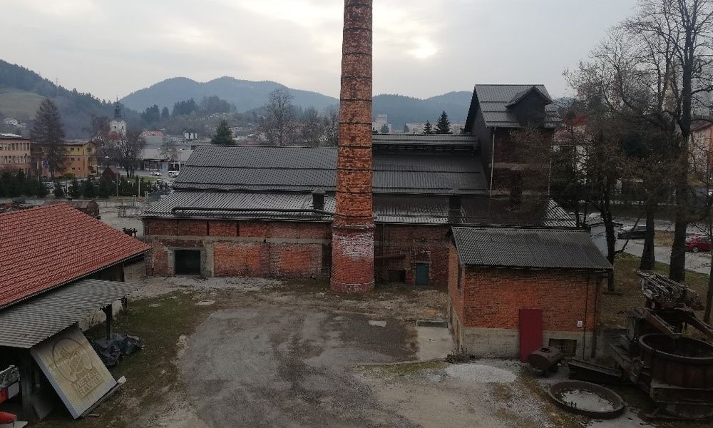Pogled na dimnik za laboratorijem Stare železarne pred sanacijo