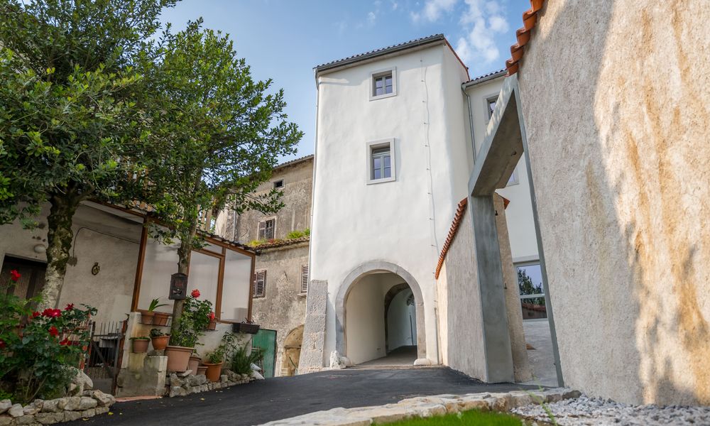 Pogled na vhod Muzeja prevozništva in tovorništva. Skozi vhodni stolpič vodi daljši vhod.