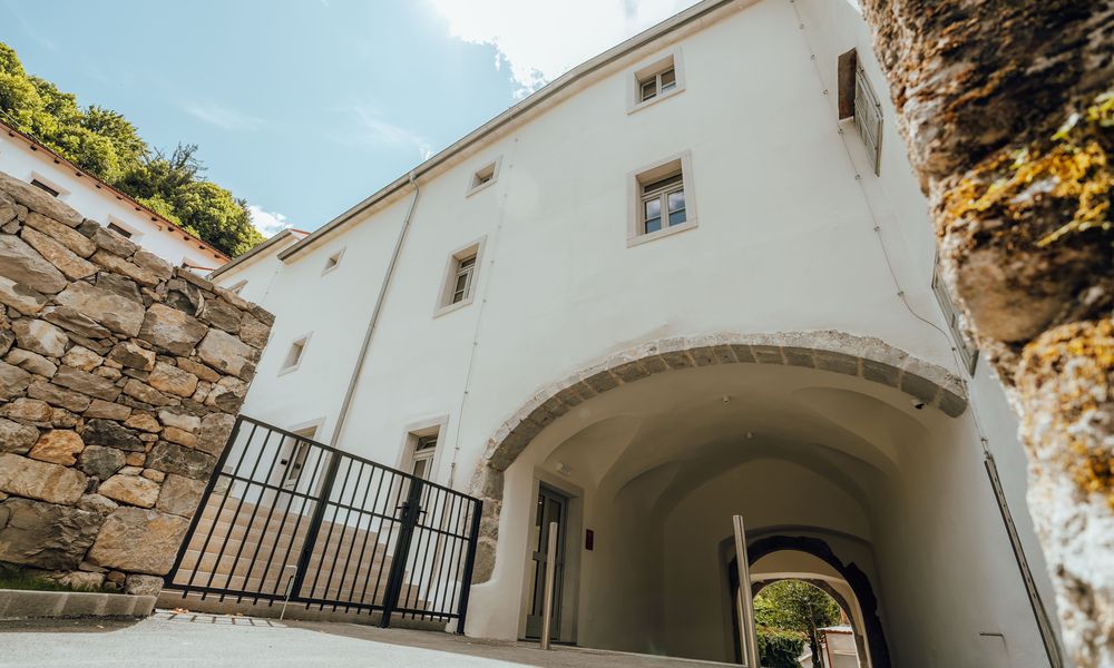 Zunanjost Muzeja prevozništva in tovorništva s pogledom skozi vhodni portal.