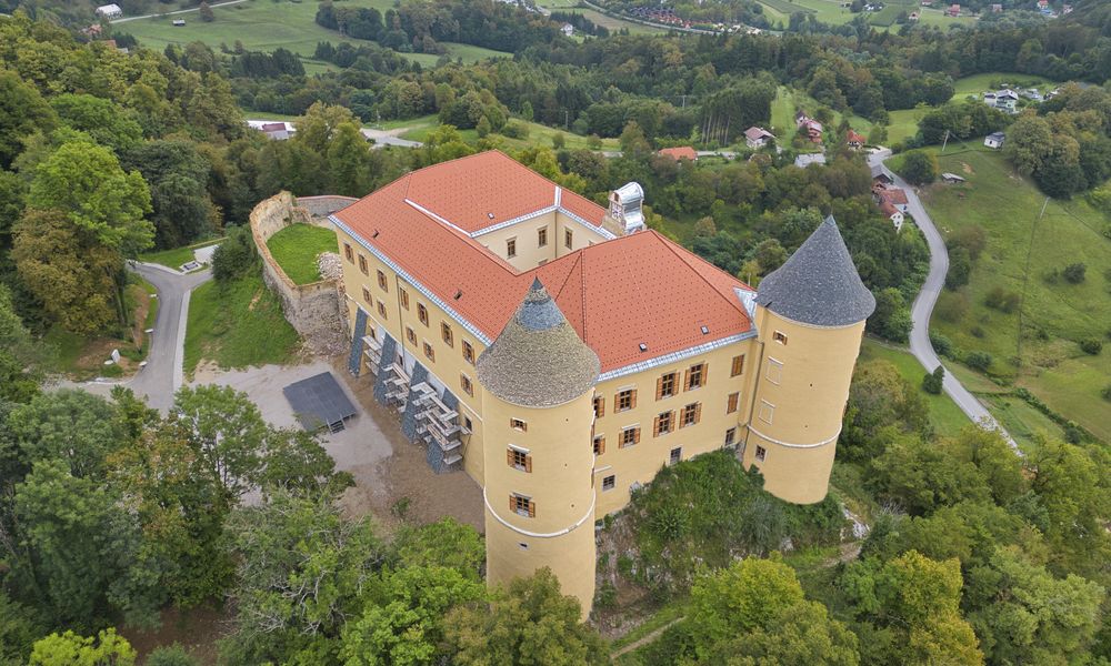 Zračni posnetek gradu iz jugozahodnega kota med zaključnimi obnovitvenimi deli