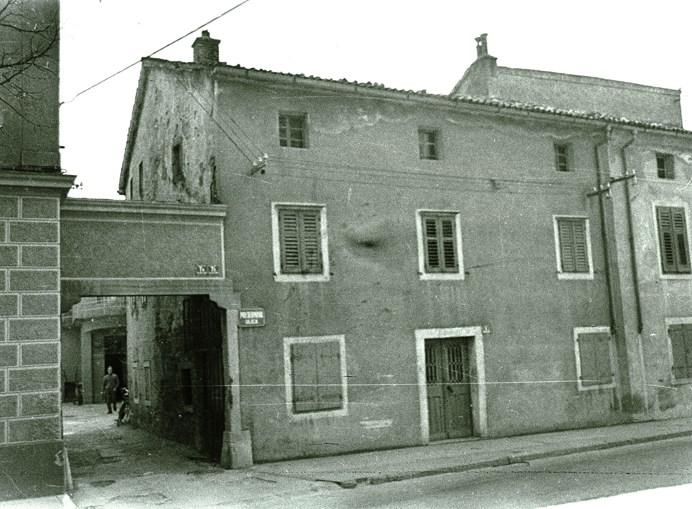 Črno-bela fotografija stavbe galerije pred obnovo, iz 20. stoletja.