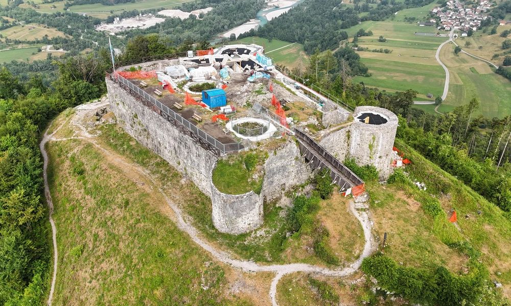 Pogled na grad Kozlov rob med prenavljanjem z zraka